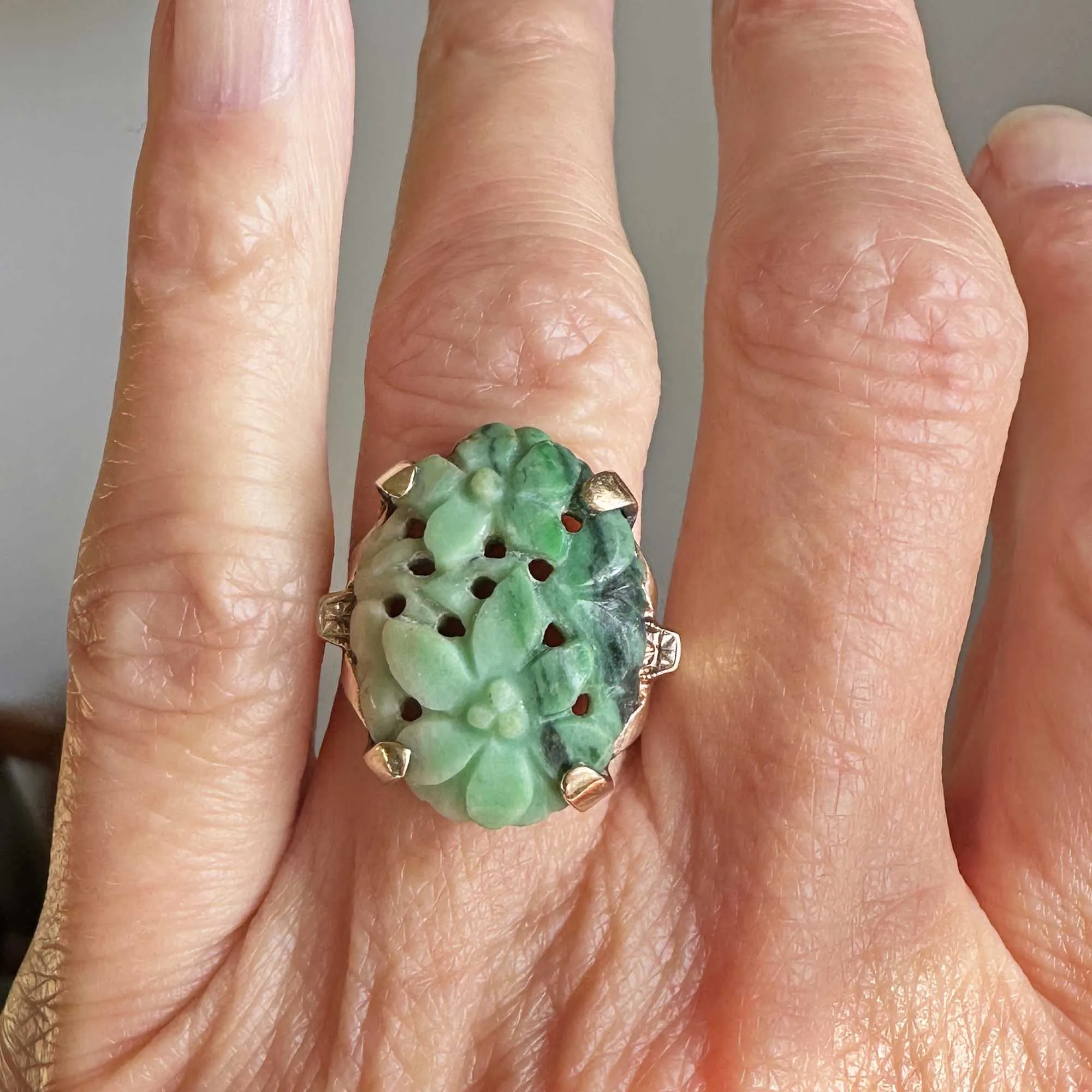 1930s Carved Floral Pierced Jade Ring in Gold