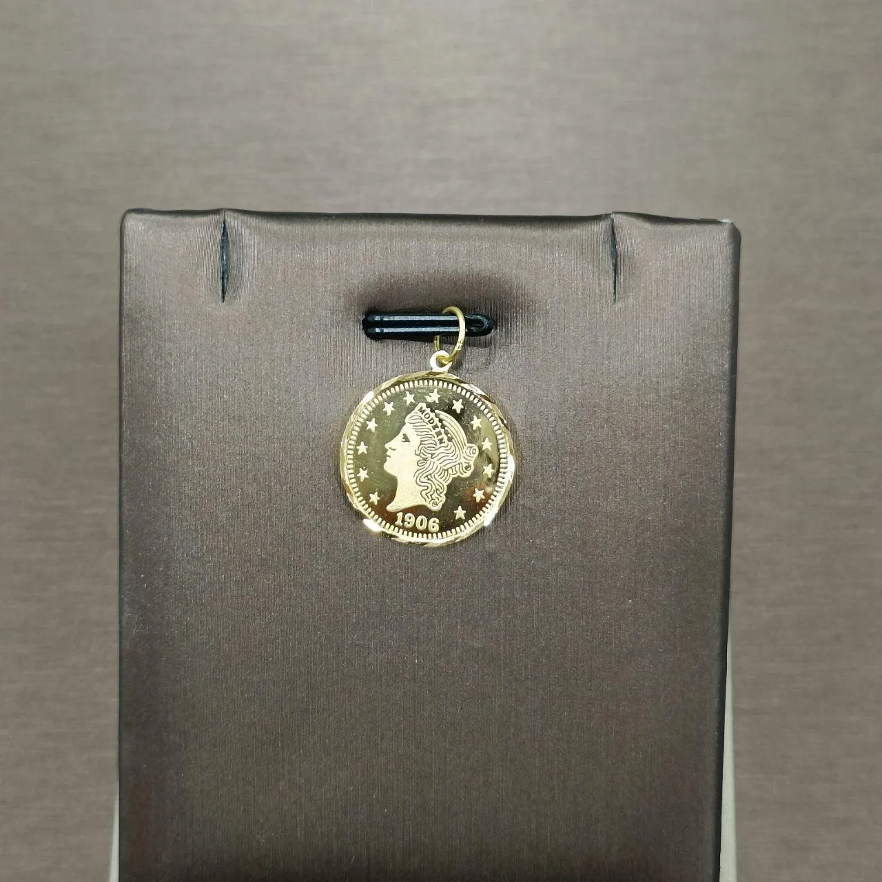 22k / 916 gold Queen Elizabeth Coin pendant