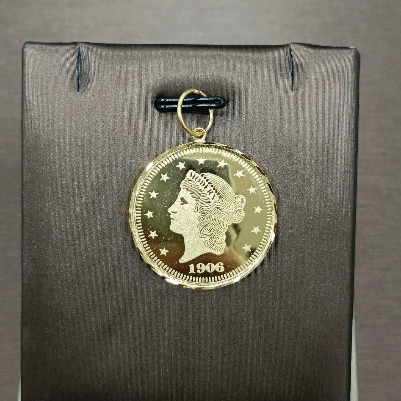 22k / 916 gold Queen Elizabeth Coin pendant