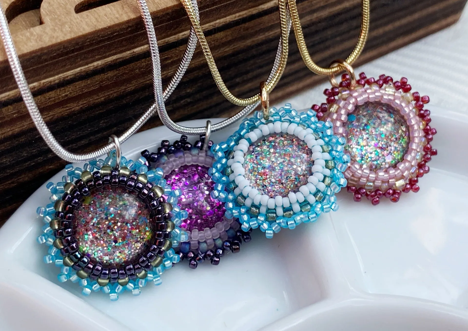 Beadwoven pendant necklaces - Glitter4Good