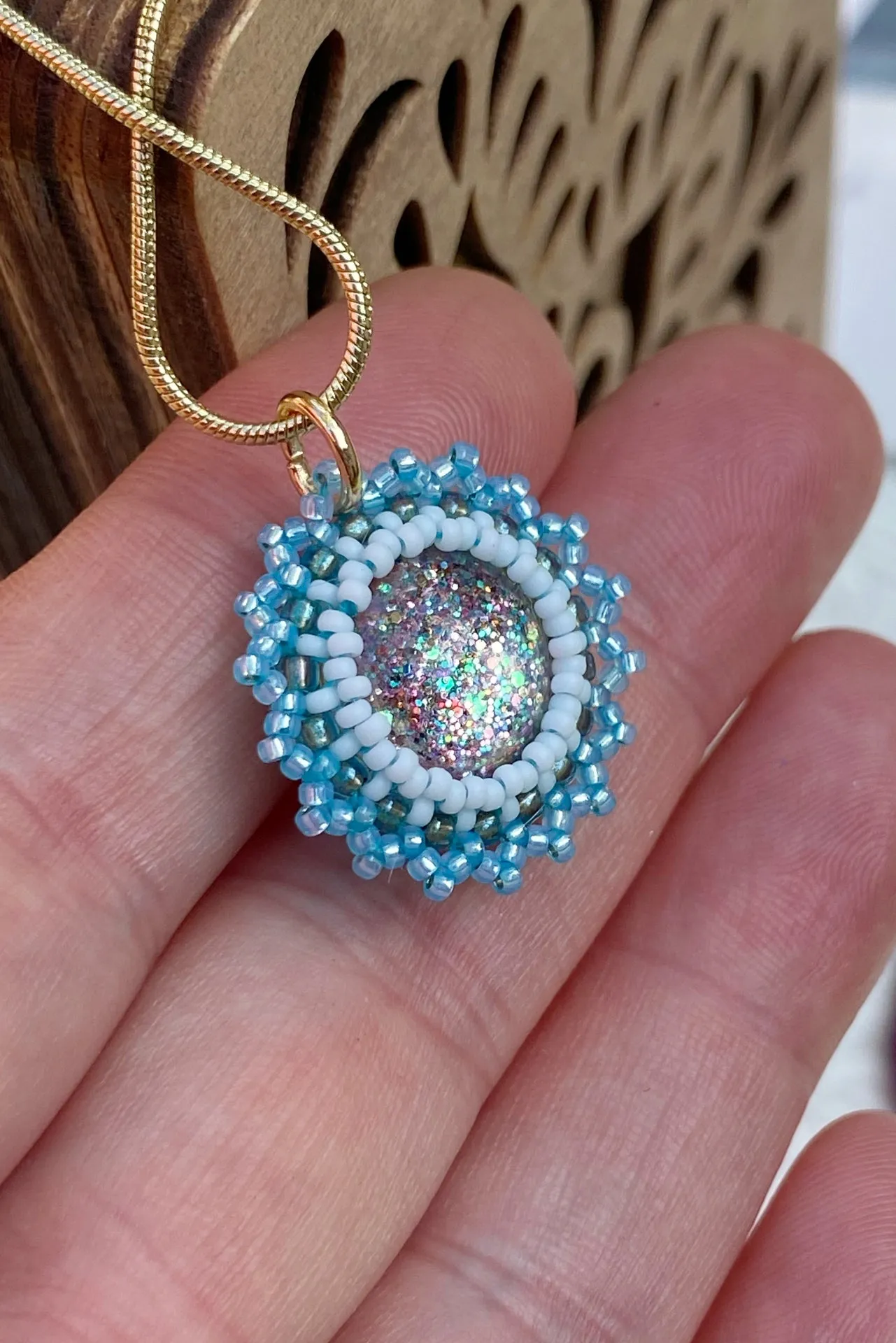 Beadwoven pendant necklaces - Glitter4Good