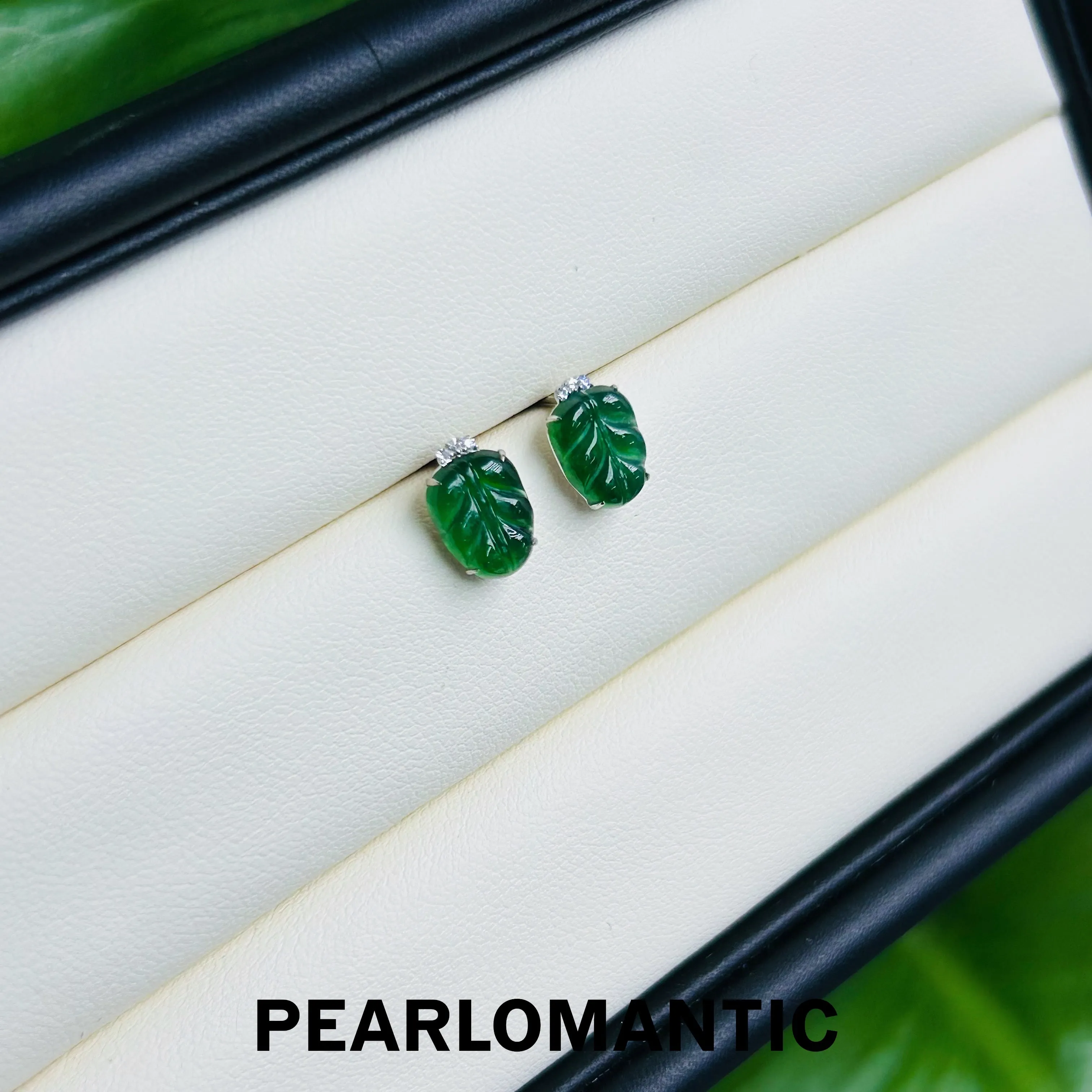 [Fine Jewelry] 18k White Gold & Diamond & Jade Leaf Design Earring Studs