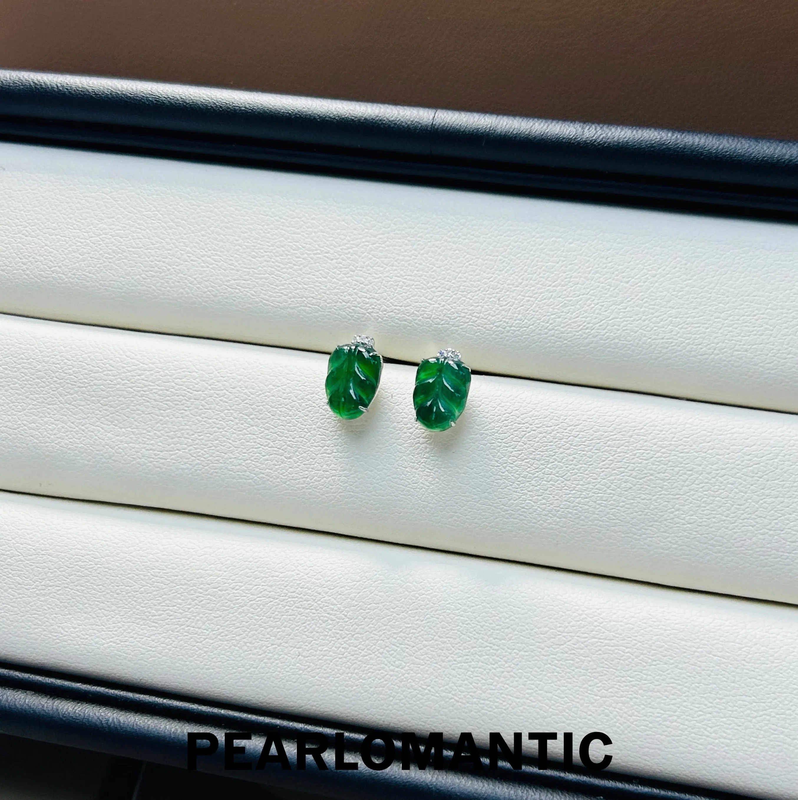 [Fine Jewelry] 18k White Gold & Diamond & Jade Leaf Design Earring Studs