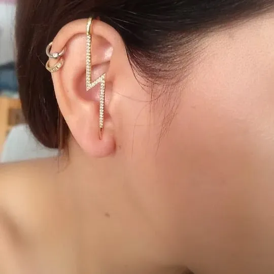 Adjusting the title to be more optimized and descriptive in English, it could be: Stylish Lightning Ear Hook/Earcuff with Adjustable Fit