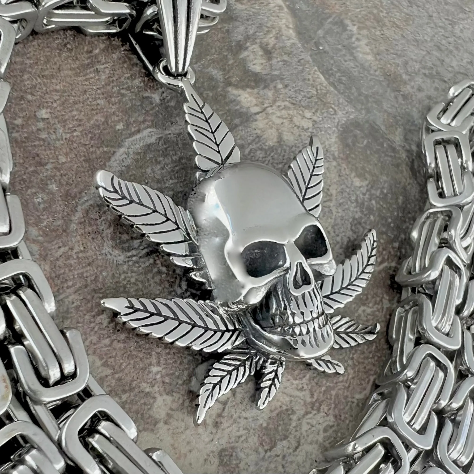 Skull & Pot Leaf Pendant - Necklace (719)