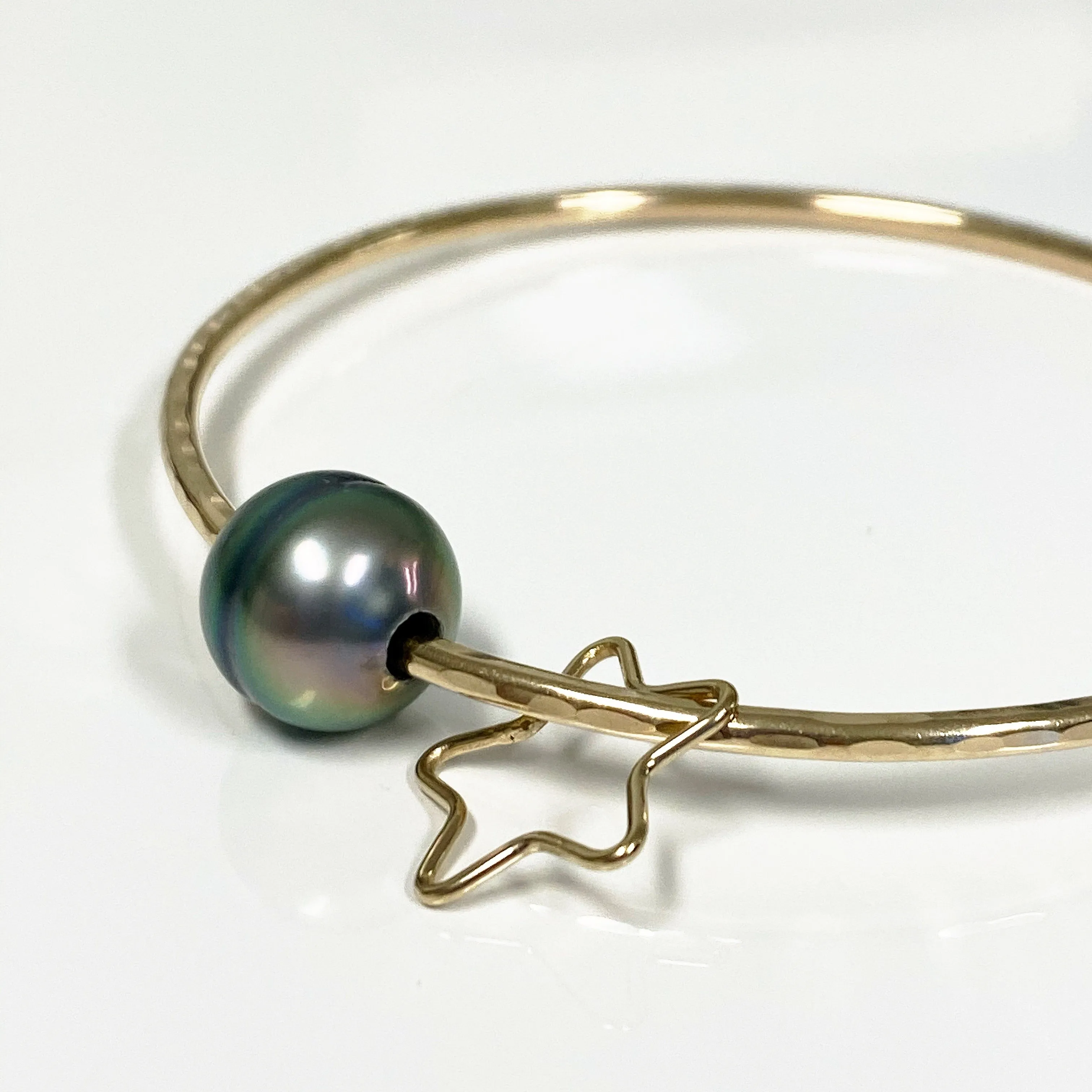 Star charm bangle - Tahitian pearl (B435)